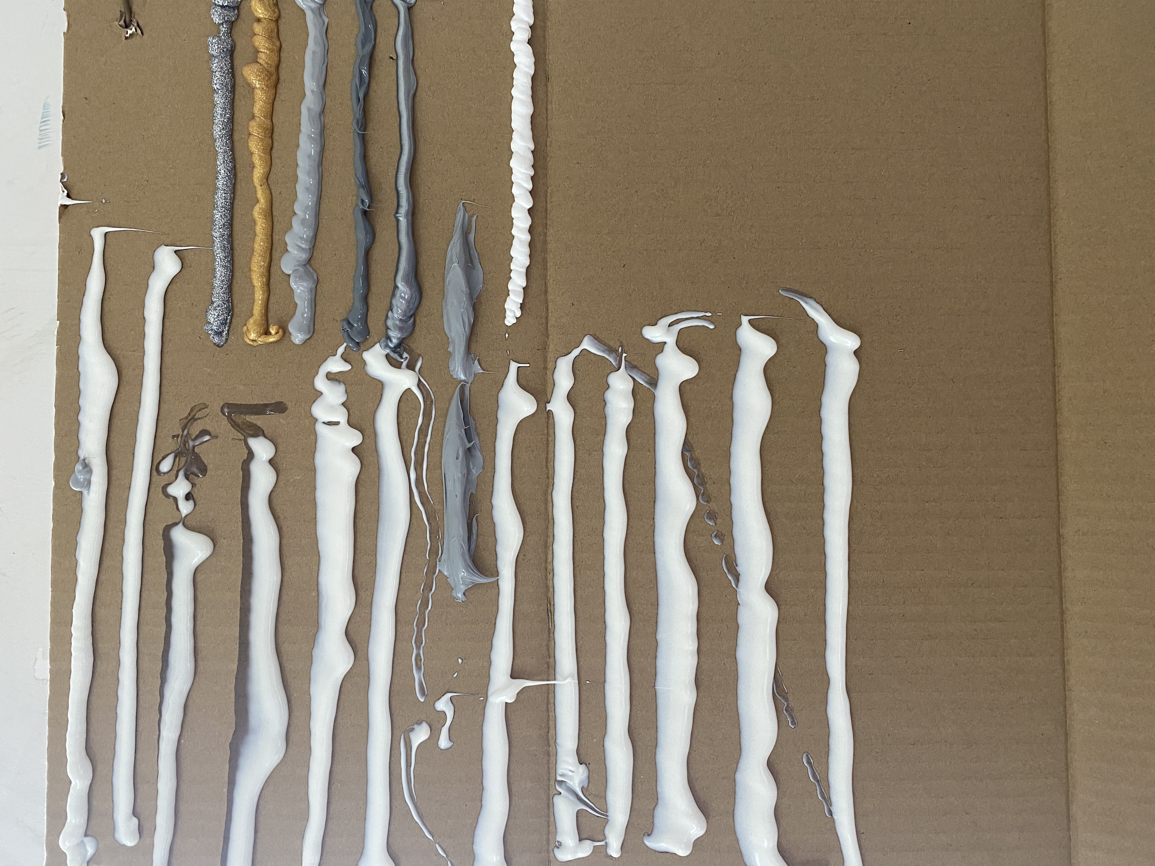 美縫劑易流掛，大多因為它